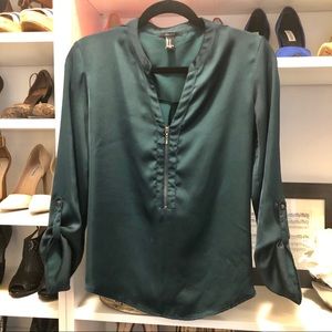 $5!! 🌟 Emerald quarter zip blouse